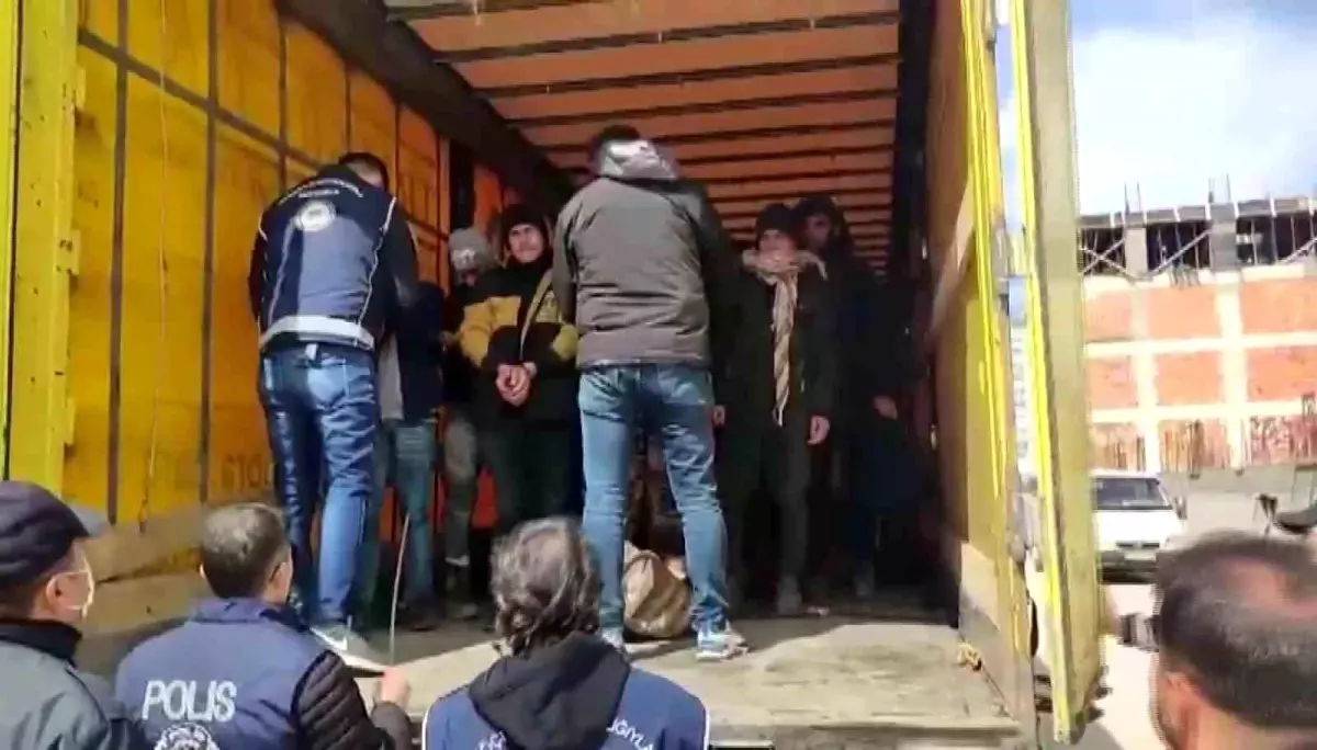 Amasya'da Tır Dorsesinde 10 Kaçak Göçmen Yakalandı