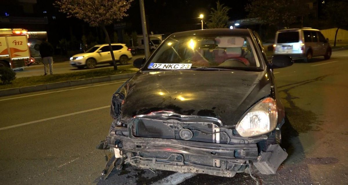Alanya'da Kaza: Otomobil Aydınlatma Direğine Çarptı