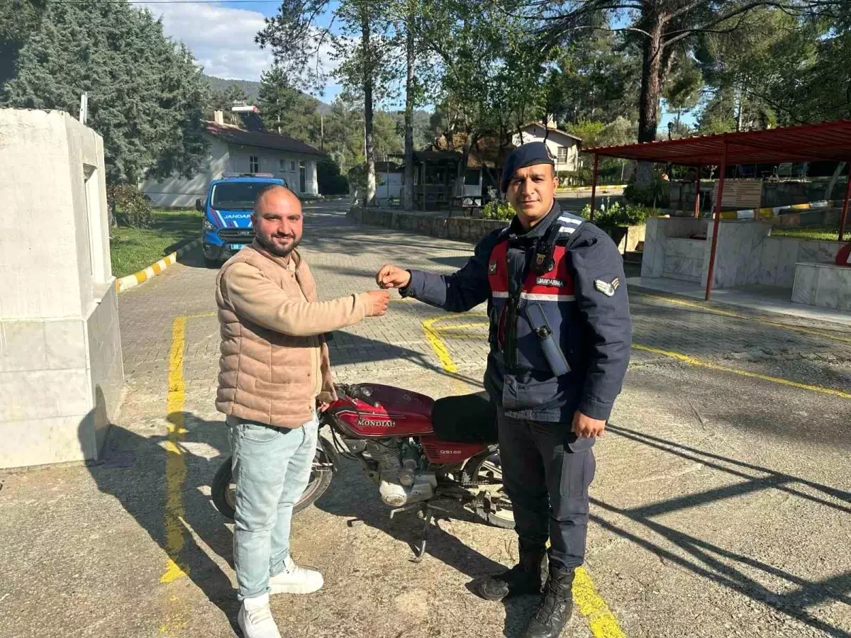 Çalınan Motosiklet Jandarmadan Sahibine Teslim Edildi