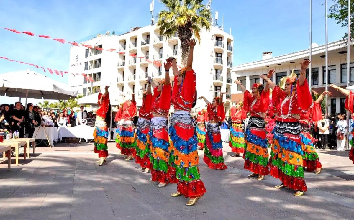 Çeşme'de Turizm Haftası Etkinlikleri Renkli Görüntülerle Başladı