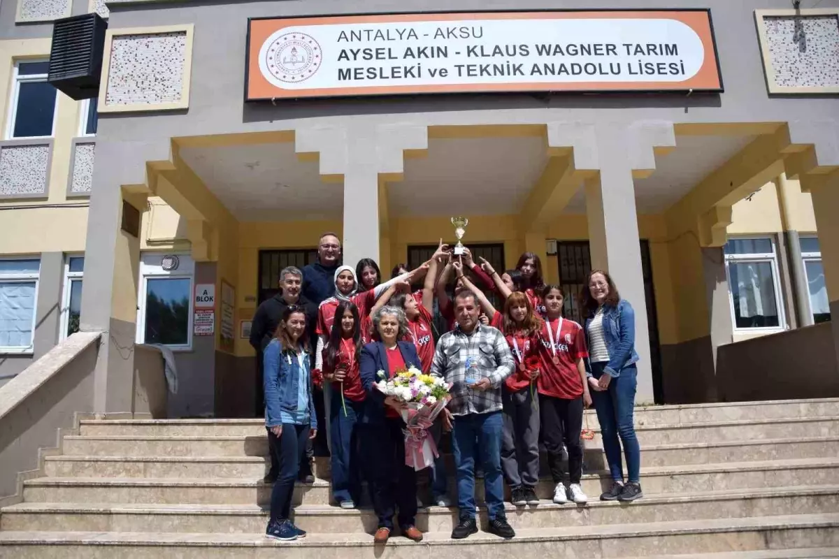 Aksu'da Voleybol Turnuvasında Yerel Esnafın Desteklediği Genç Kızlar Dördüncü Oldu
