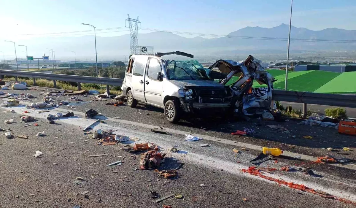 İzmir'de Otoyolda Kaza: 1 Ölü, 2 Ağır Yaralı