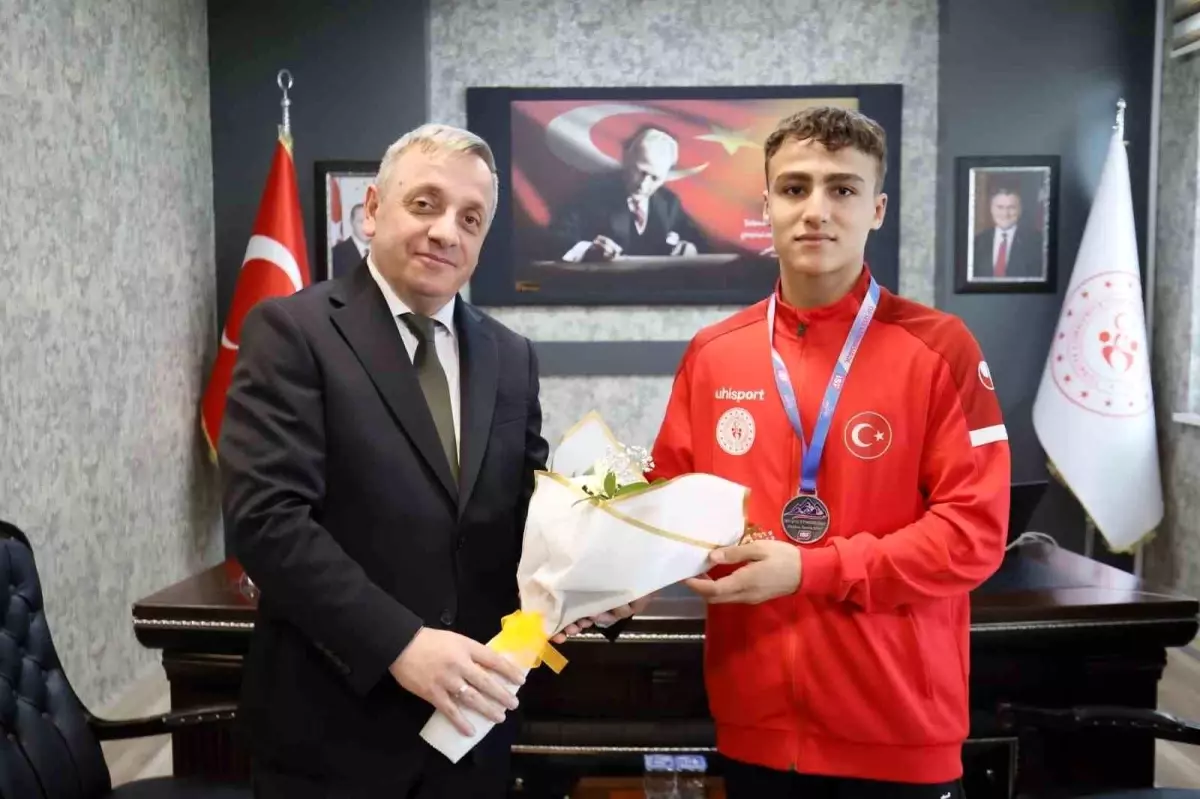 Denizli'nin Genç Güreşçisi Kaan Emirhan Asar, Dünya Şampiyonasında Gümüş Madalya Kazandı