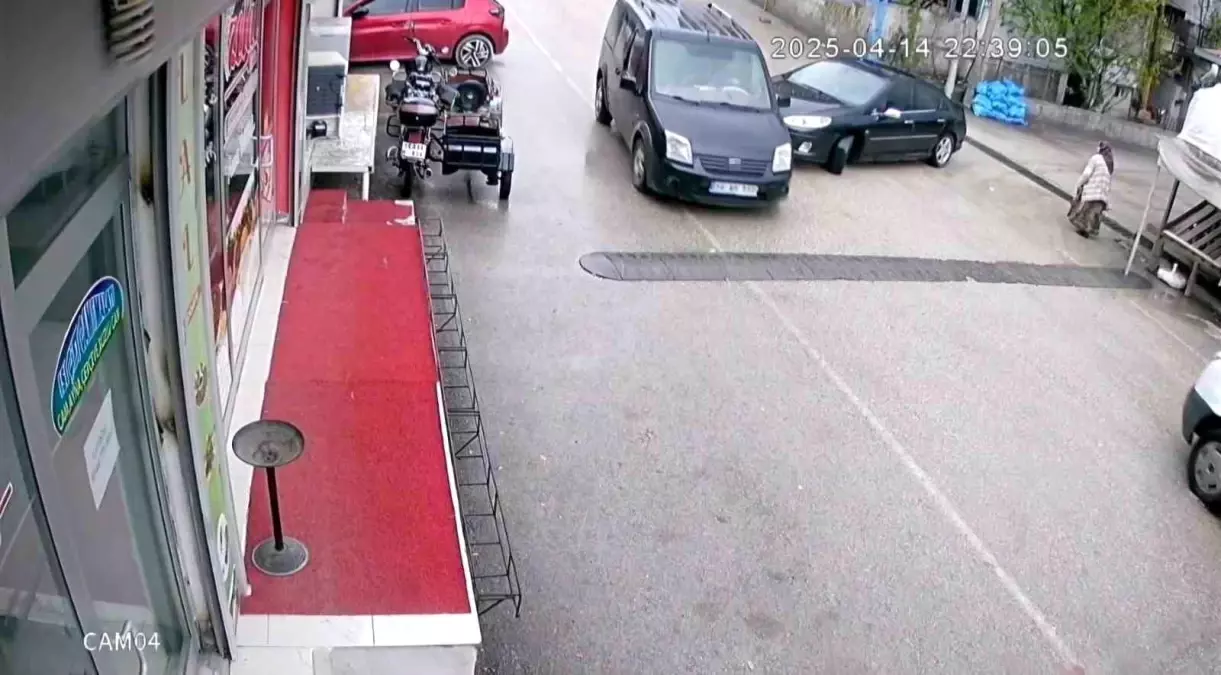 Siirt'te Maddi Hasarlı Trafik Kazası Güvenlik Kamerasında