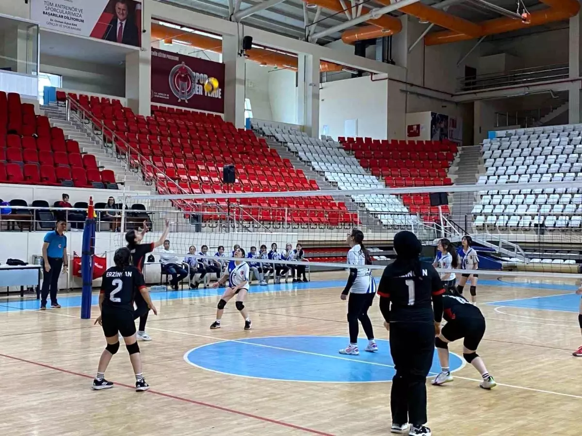 Erzincan'da 23 Nisan Voleybol İl Birinciliği Müsabakaları Başladı