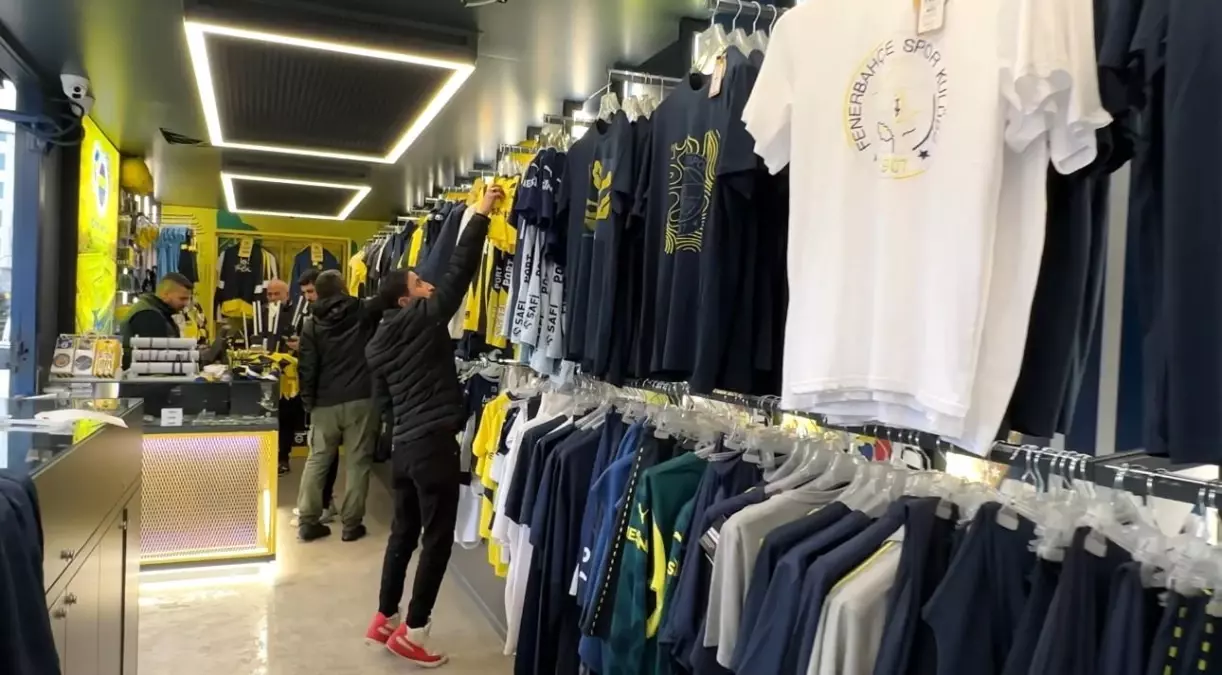 Fenerium Tırı Yüksekova'da Fenerbahçeli Taraftarlarla Buluştu