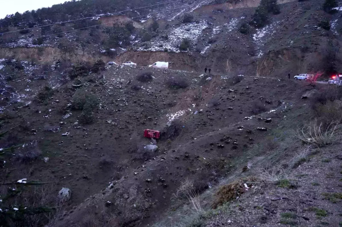 Gümüşhane'de Otomobil Uçuruma Düştü: 3 Yaralı