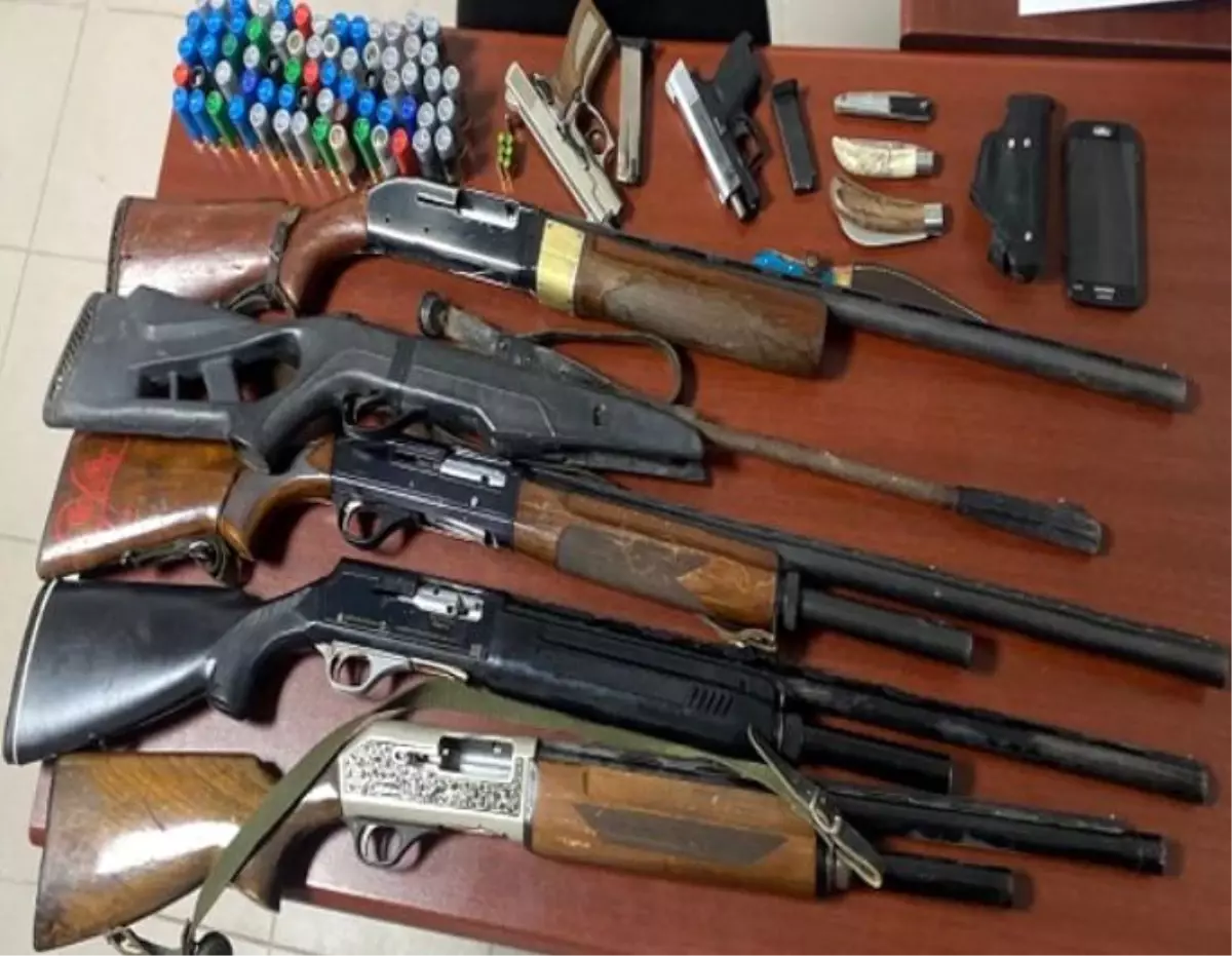 Bolu'da Kaçakçılık Operasyonu: 8 Ruhsatsız Silah Ele Geçirildi