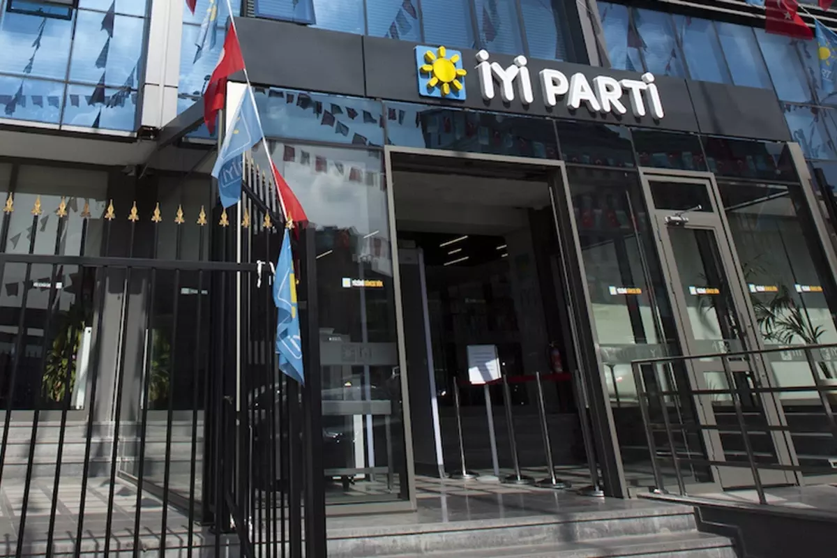 Karacabey Belediye Başkanı Fatih Karabatı, İYİ Parti'den istifa etti