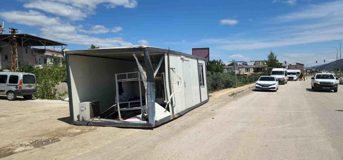 Hatay'da Tır ve Servis Minibüsü Çarpıştı: Yola Devrilen Konteyner Trafiği Etkiledi