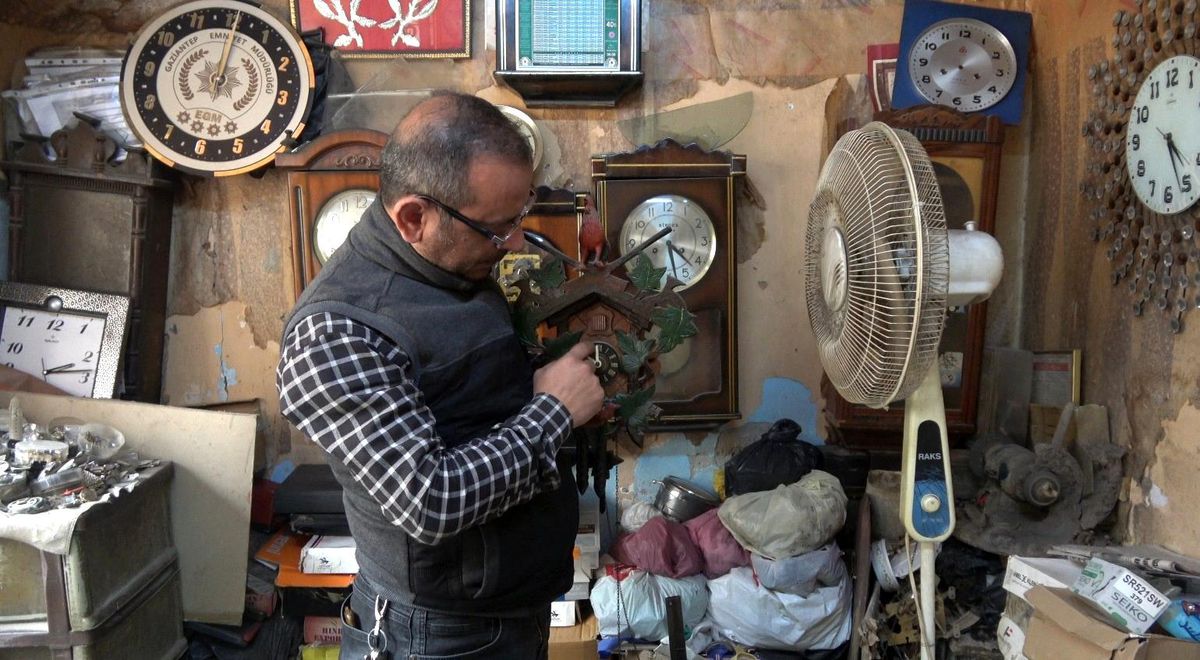25 Yıldır Saat Tamirciliği Yapan İzzet Özmert: 'Saatler de Derdini Anlatamaz'