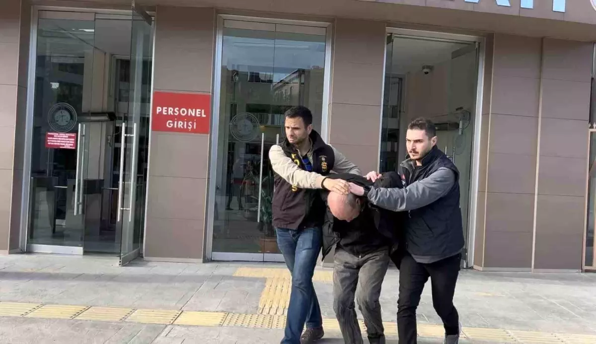 Kadıköy'de Genç Ailenin Mezarını Tahrip Eden Şüpheli Tutuklandı