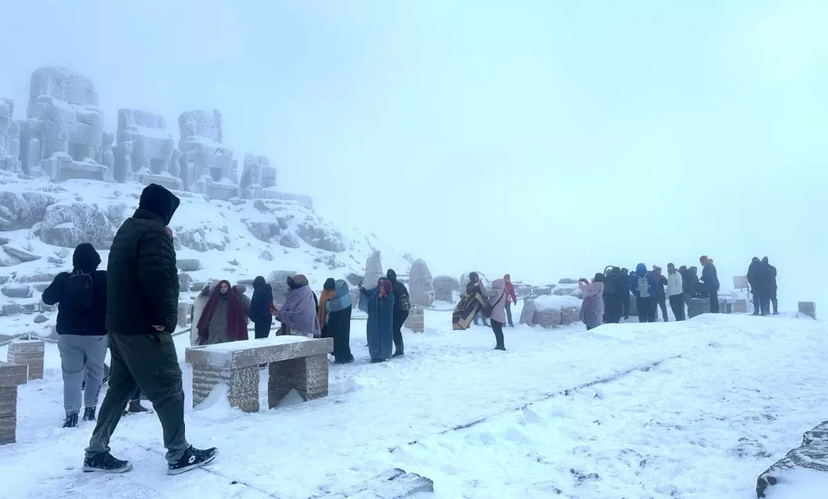 Nemrut Dağı Nisan Ayında Beyazla Büyülendi