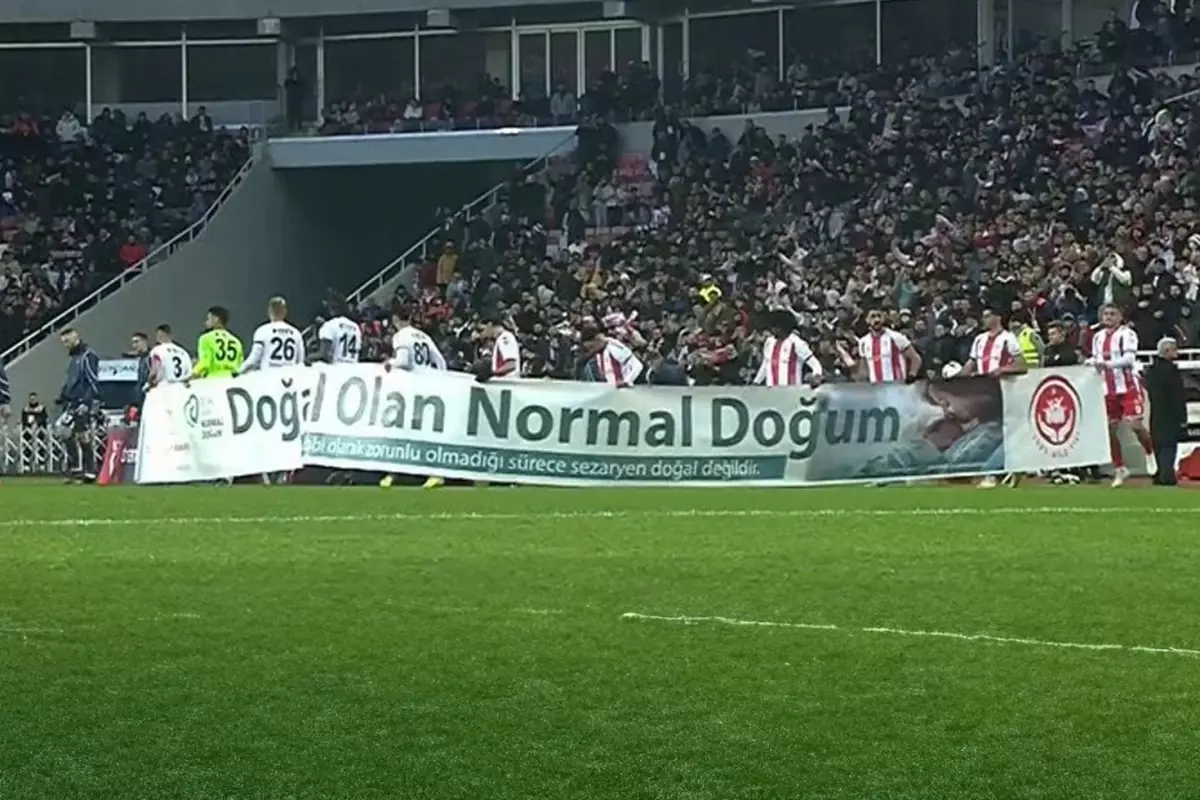 Sağlık Bakanlığı'ndan tartışmalı pankartla ilgili açıklama