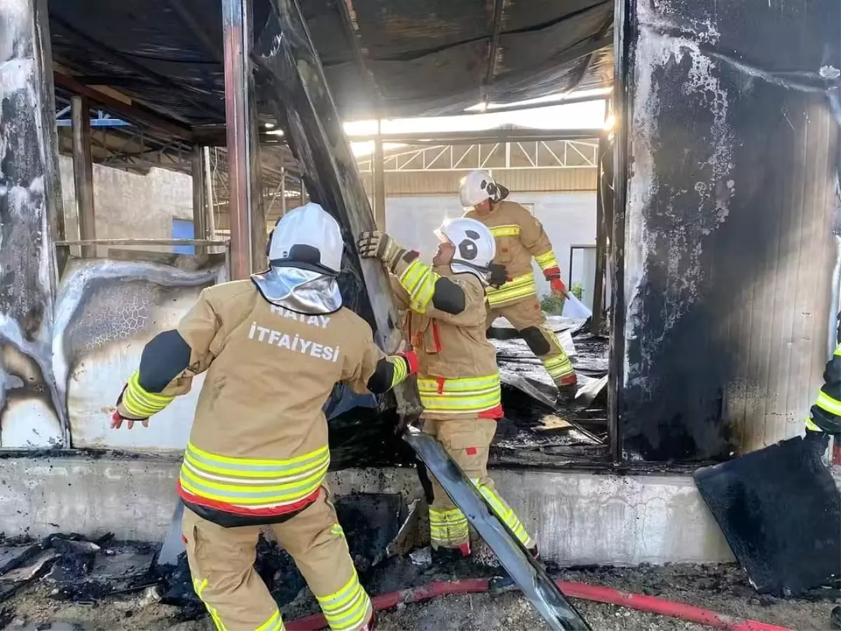 Hatay'da Konteyner Yangını: Kullanılamaz Hale Geldi