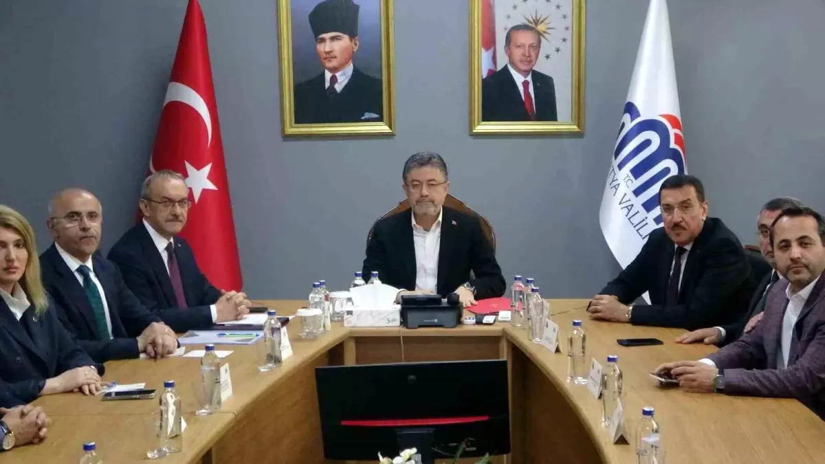 Bakan Yumaklı, Malatya'da Don Zararlarını İnceledi