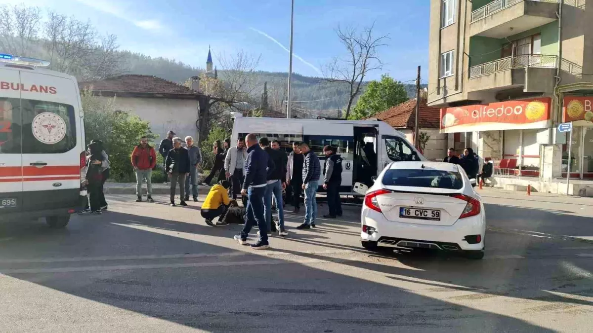 Bucak'ta Okul Servisi ile Otomobil Çarpıştı: 6 Yaralı