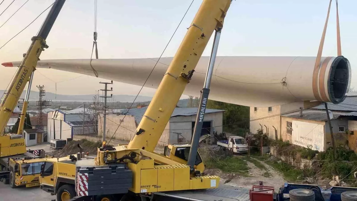 Çanakkale'de Rüzgar Gülü Kanadı Taşıyan Tırın Devrilmesi Sonrası 9 Saatlik Kurtarma Operasyonu