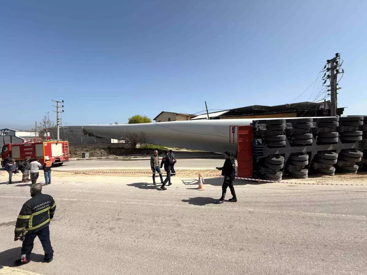 Çanakkale'de Rüzgar Gülü Kanadı Taşıyan Tır Devrildi