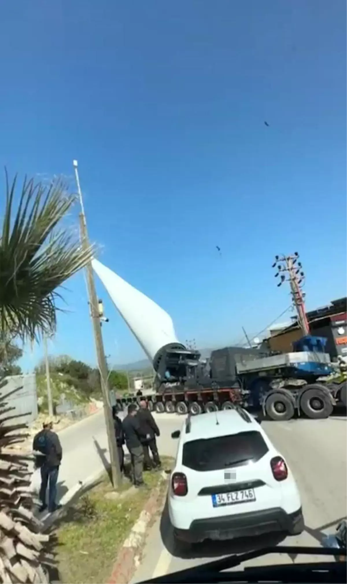 Çanakkale'de Rüzgar Gülü Kanadı Taşıyan Tır Devrildi