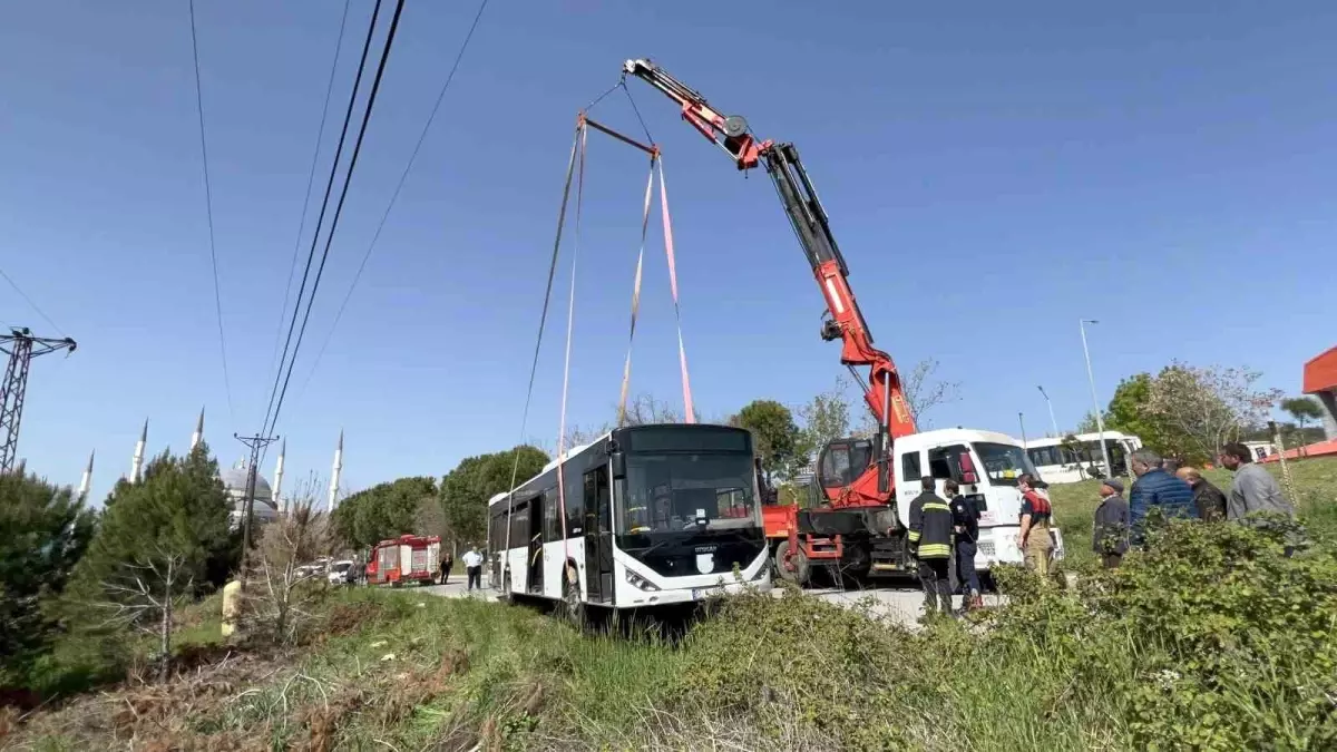 Çanakkale'de Özel Halk Otobüsü Yoldan Çıktı, Şoför Mahsur Kaldı