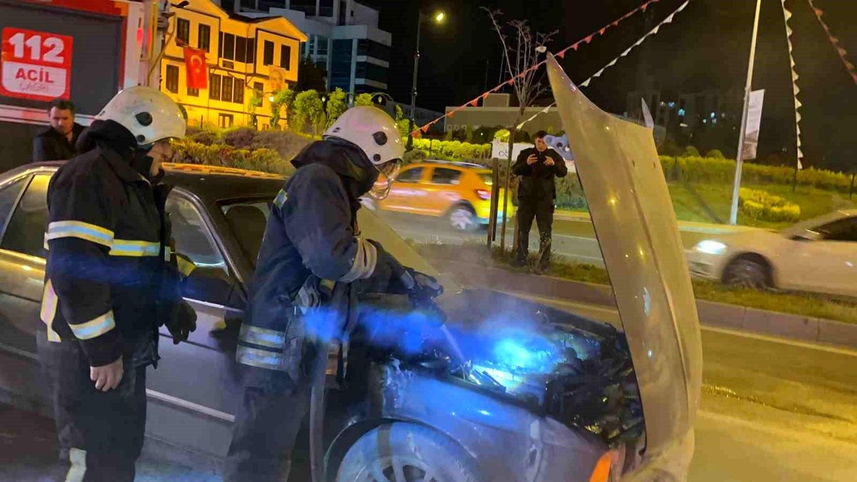 Tekirdağ'da Seyir Halindeki Otomobilin Motoru Alev Aldı