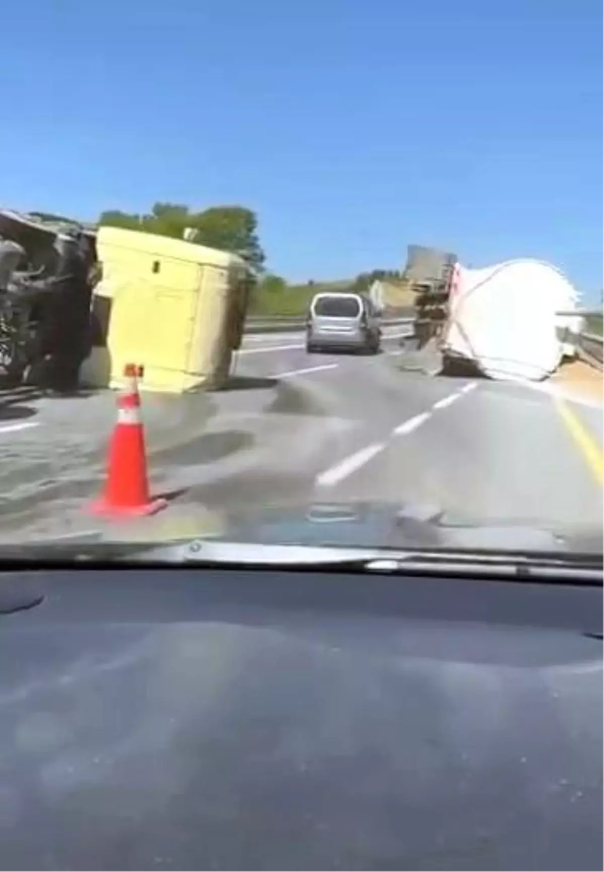 Kaynarca'da Silobas Dorse Takılı Tır Devrildi
