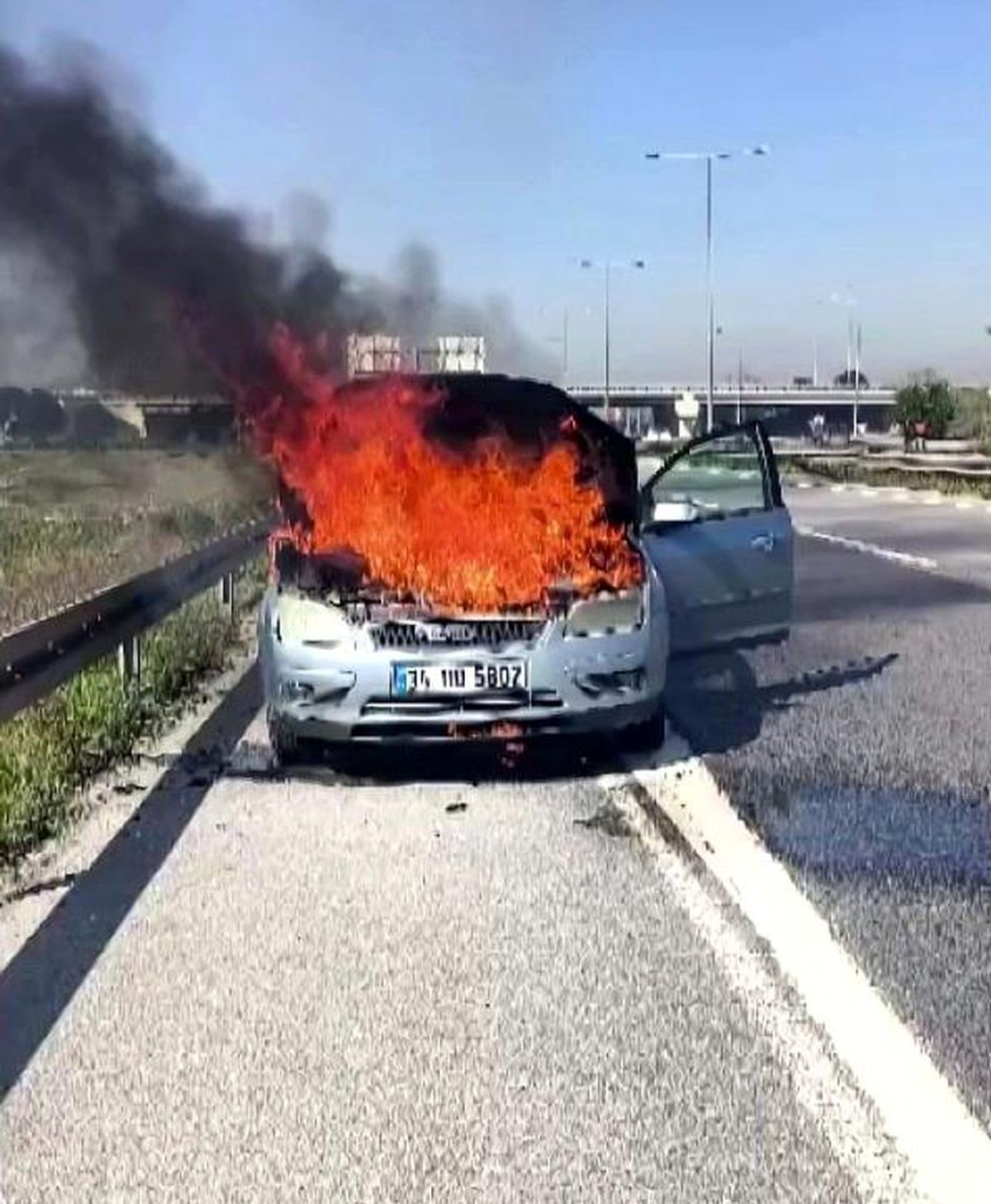 Akyazı'da Otomobil Alev Aldı, Diğer Sürücüler Müdahale Etti