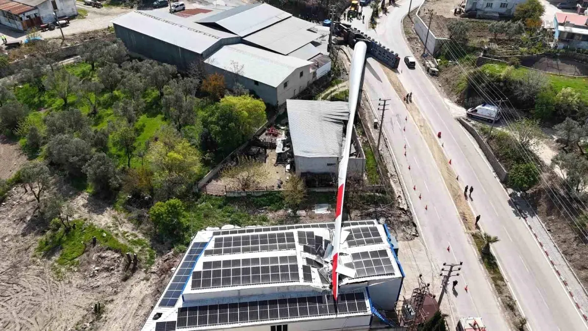 Çanakkale'de Devrilen Tır Rüzgar Gülü Kanadını Fabrikanın Üzerine Düşürdü