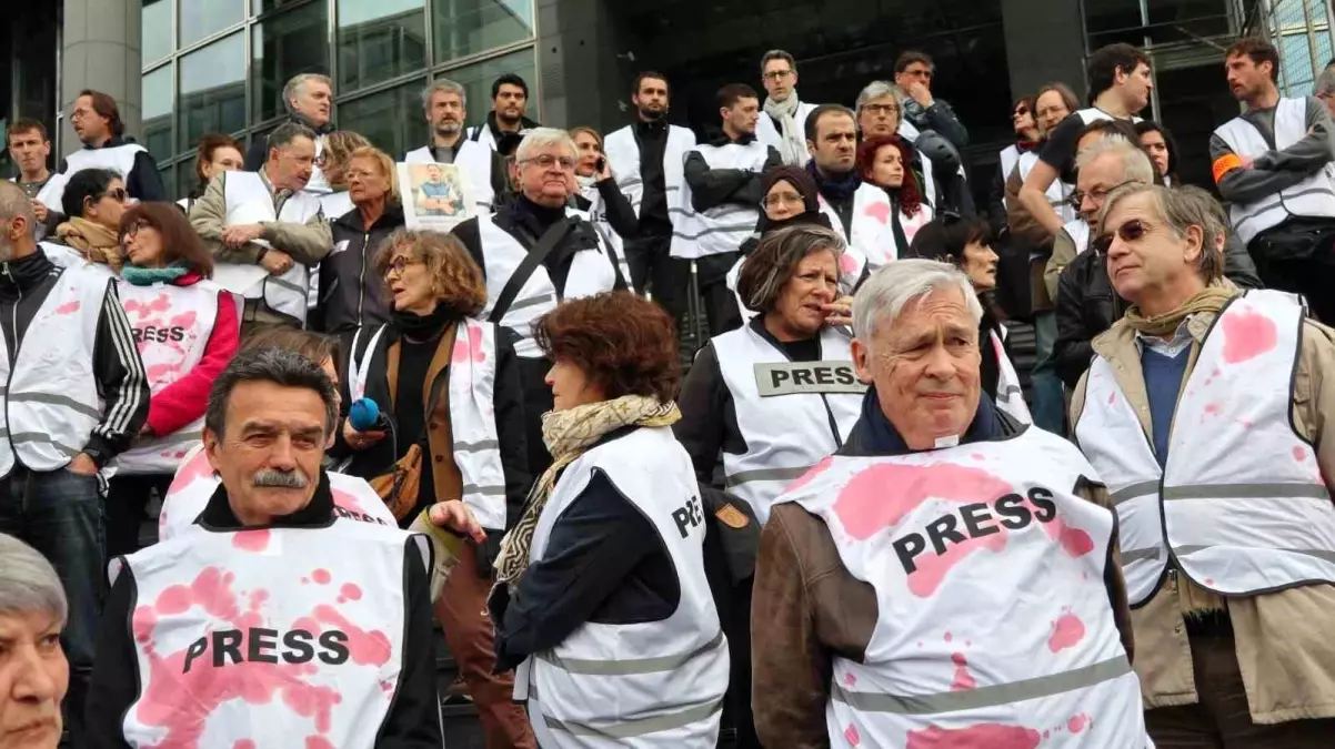 Fransa'da Gazeteciler, Gazze'de Ölen Meslektaşlarını Andı
