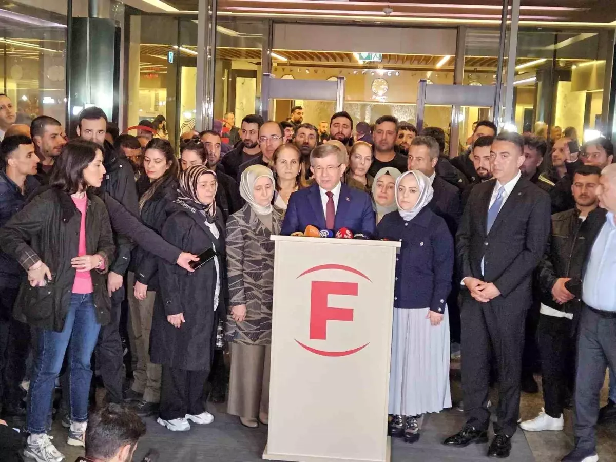 Ahmet Davutoğlu, Sırrı Süreyya Önder'i Hastanede Ziyaret Etti