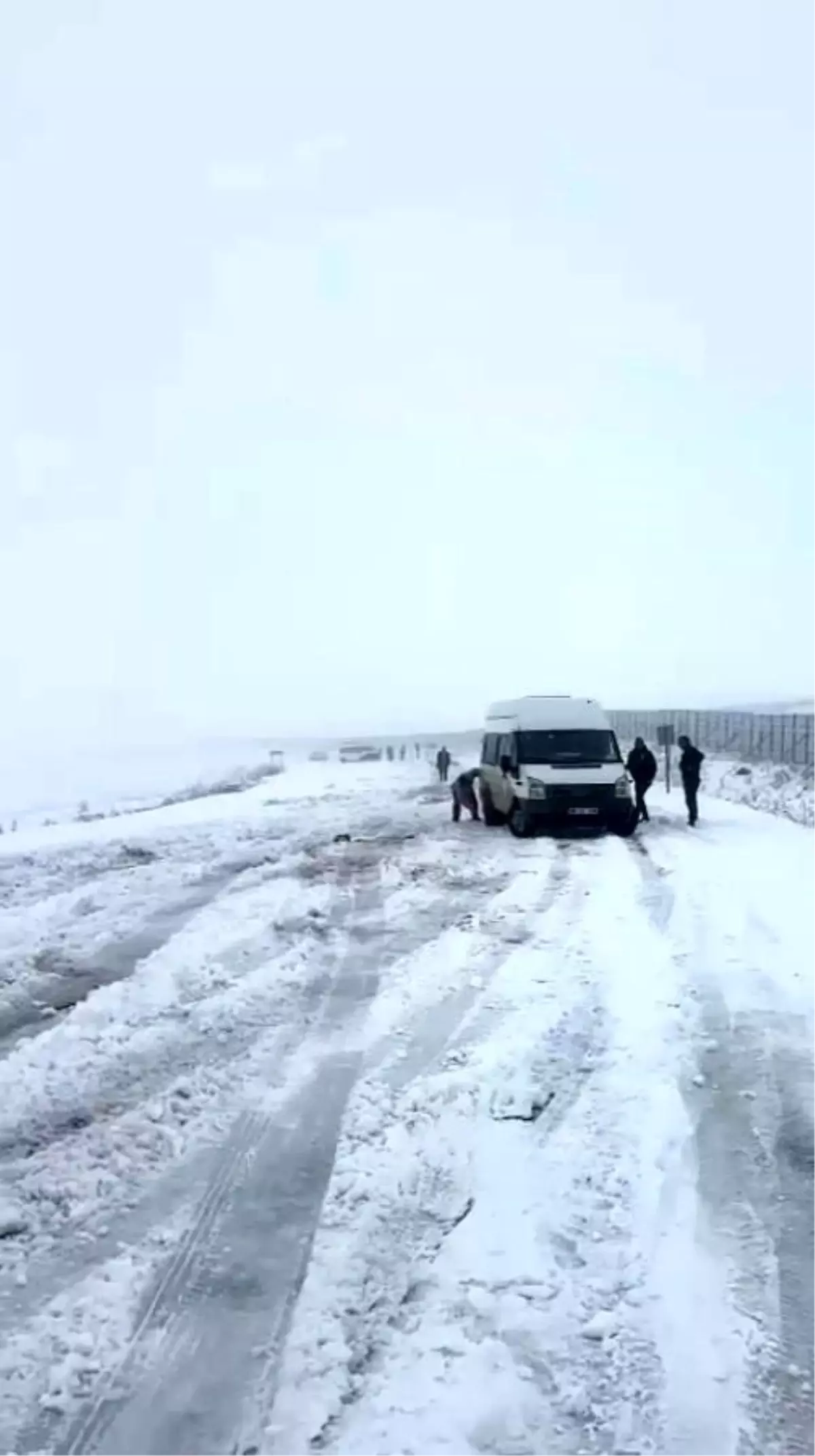 Kars'ta Nisan Ayında Beklenmedik Kar Yağışı Ulaşımı Aksattı