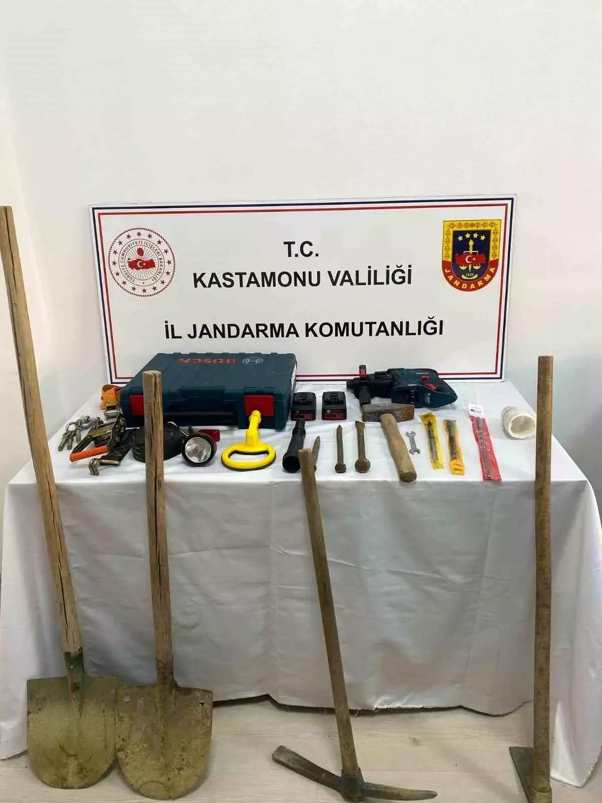 Kastamonu'da İzinsiz Kazı Yapan 3 Şahıs Suçüstü Yakalandı