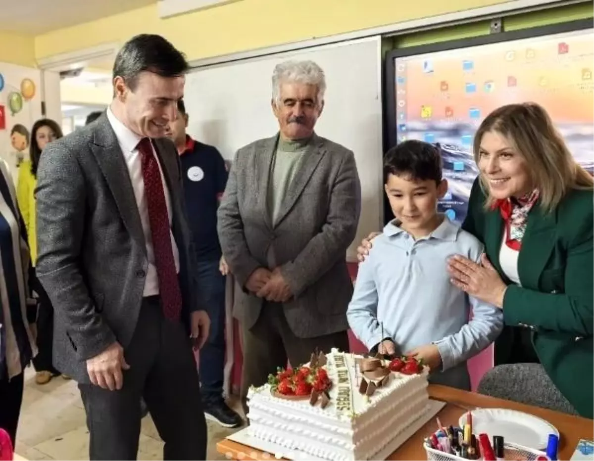 Dikili Kaymakamı'ndan Öğrenciye Anlamlı Doğum Günü Sürprizi
