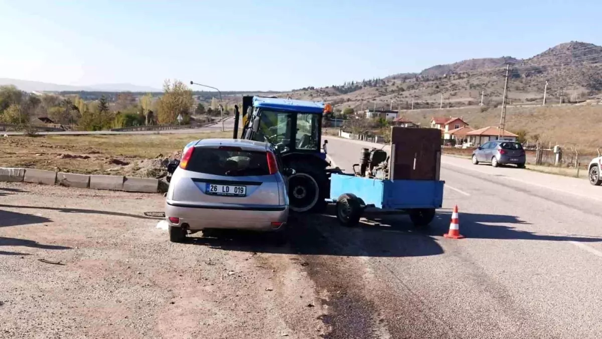 Kırıkkale'de Traktör ile Otomobil Çarpıştı: 3 Jandarma Yaralı