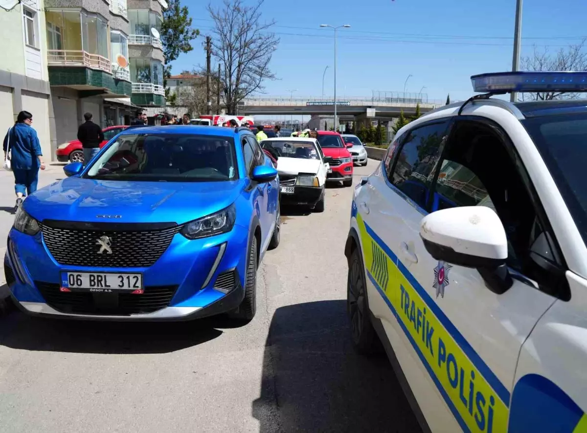 Kırıkkale'de Zincirleme Trafik Kazası: Anne ve 3 Çocuğu Yaralandı