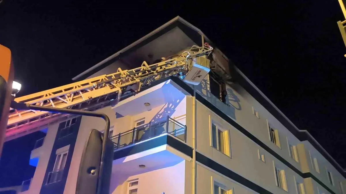 Kırşehir'de Apartmanda Yangın: 3 Kişi Dumandan Etkilendi