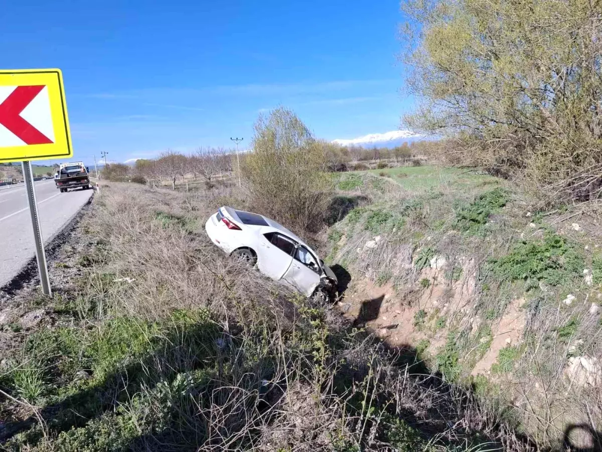 Beyşehir'de Trafik Kazası: Otomobil Dere Yatağına Uçtu, 2 Yaralı