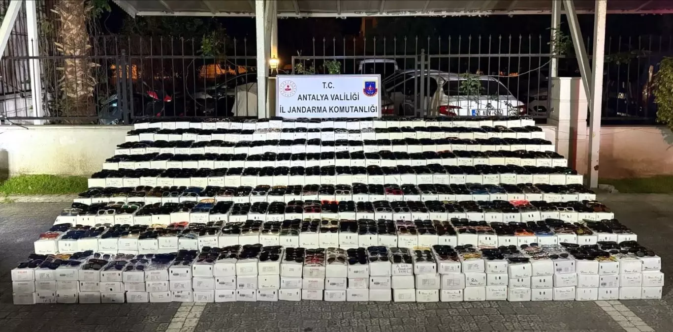 Manavgat'ta 58 Bin Adet Kaçak Güneş Gözlüğü Ele Geçirildi