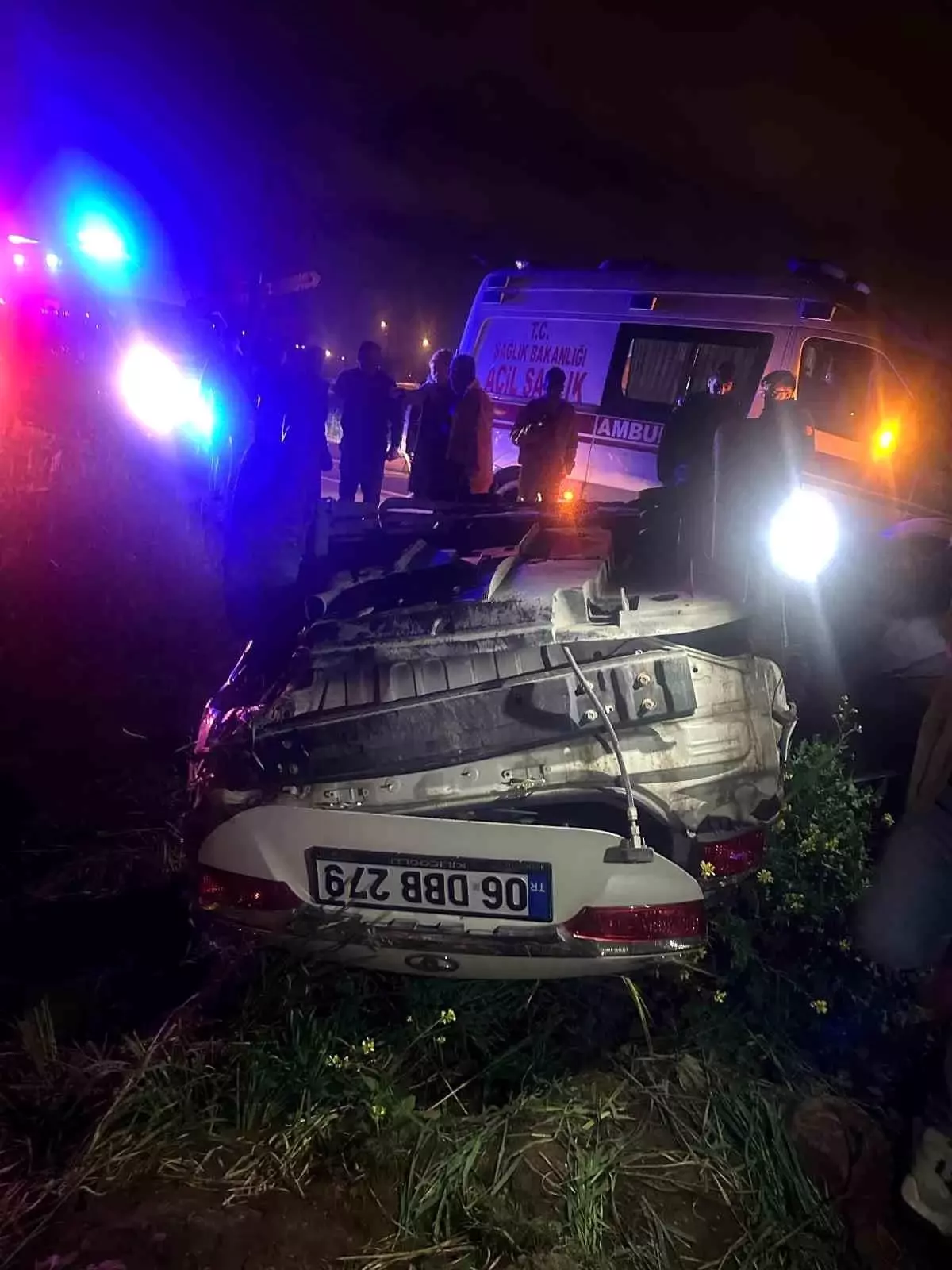 Diyarbakır'da Şarampole Devrilen Otomobil Kazası: 1 Ölü, 3 Yaralı