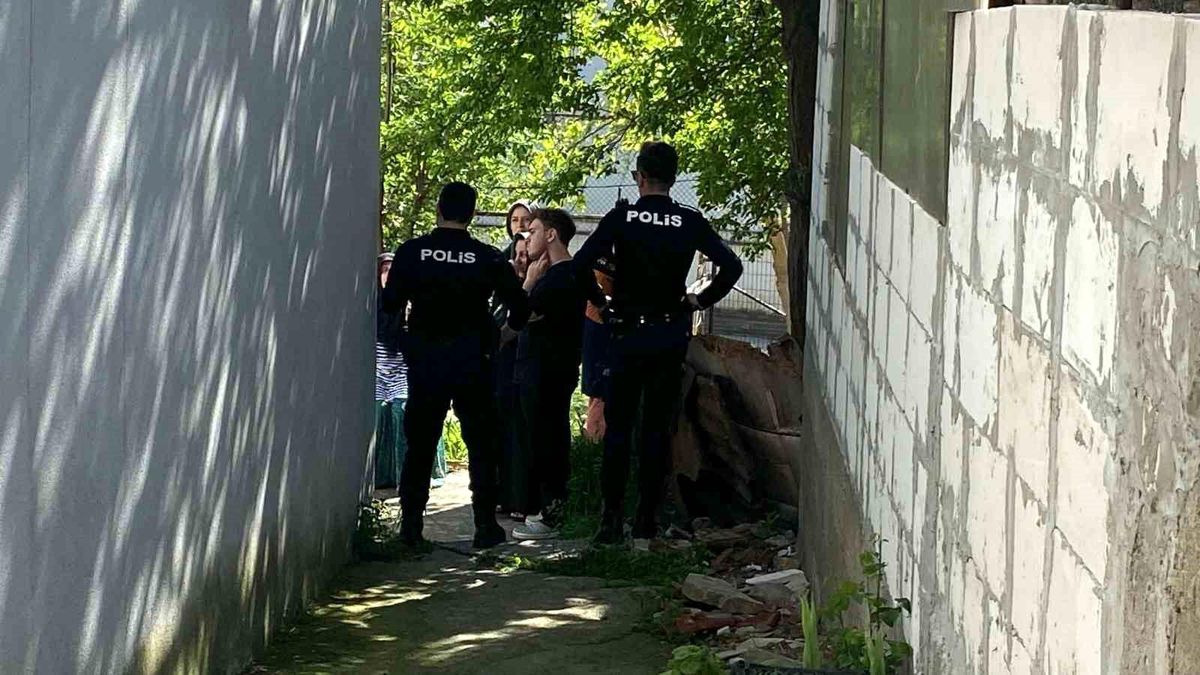 İzmit'te 5 Yaşındaki Çocuk 3. Kattan Düşerek Ağır Yaralandı