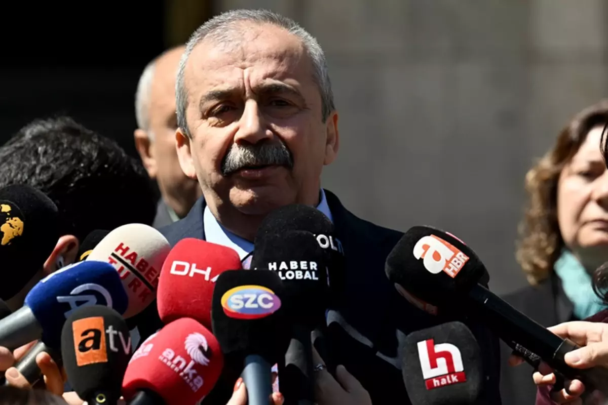 Sırrı Süreyya Önder'in doktoru Prof. Sağbaş: Kızı yanına girdiğinde tepki verdi