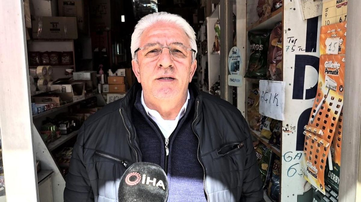 Sultangazi'de Marketten 600 TL Değerinde Çikolata Çalan Genç Güvenlik Kamerasında
