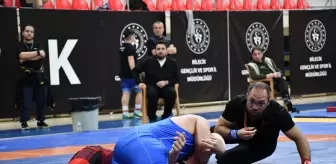 Bilecik'te 15 Yaş Altı Türkiye Güreş Grup Müsabakaları Devam Ediyor