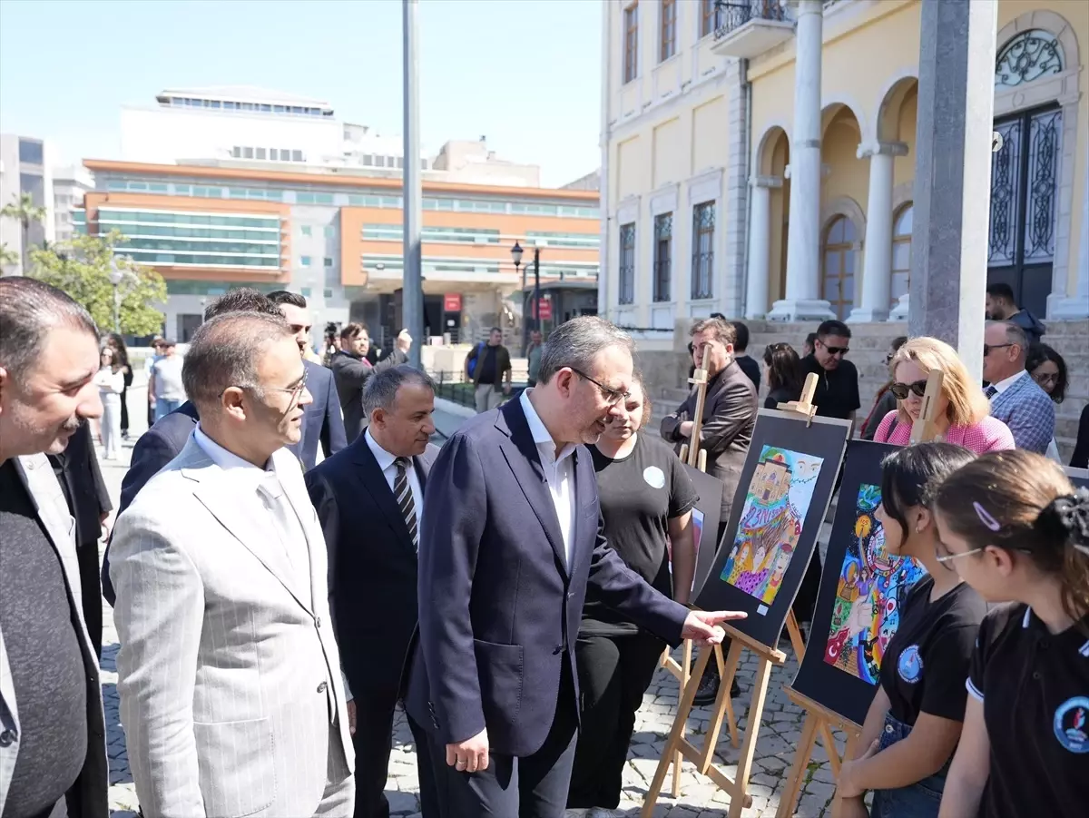 İzmir'de 23 Nisan Renklerin Dünyası Sergisi Açıldı