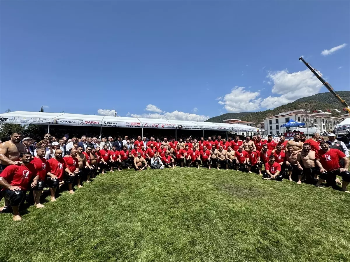 Fethiye'de Yağlı Güreşlerin Başpehlivanı Feyzullah Aktürk Oldu