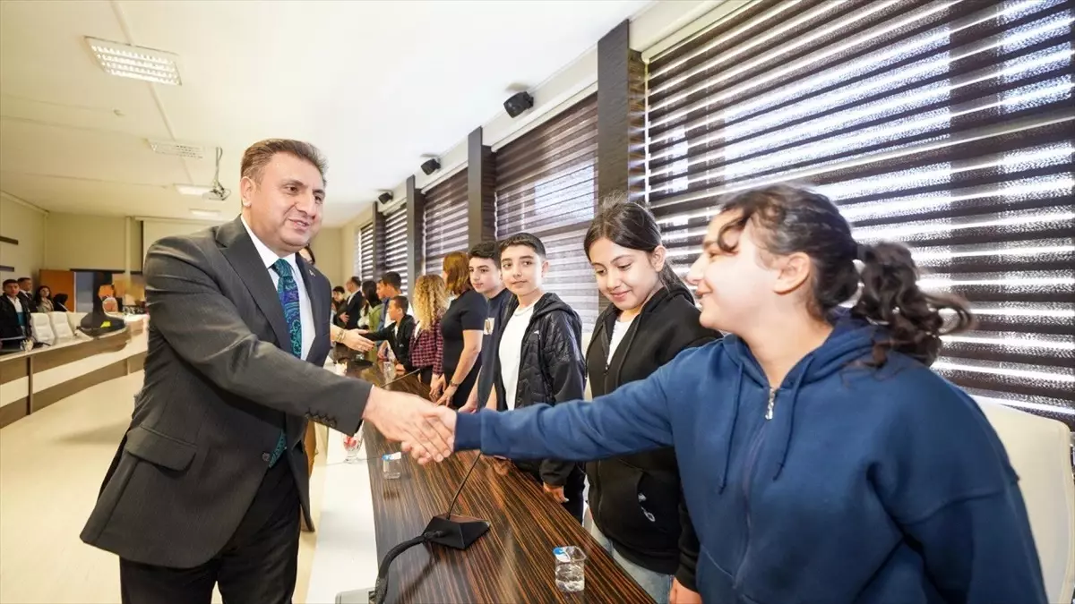İstanbul, 23 Nisan Ulusal Egemenlik ve Çocuk Bayramı'nda Öğrencileri Ağırlıyor