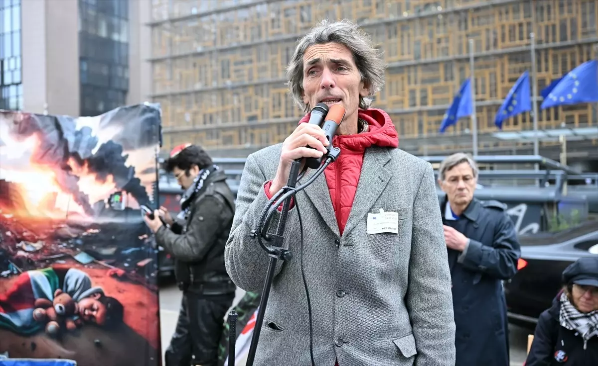 Fransa'da Açlık Grevi Yapanlar, AB Önünde Gazze İçin Protesto Düzenledi