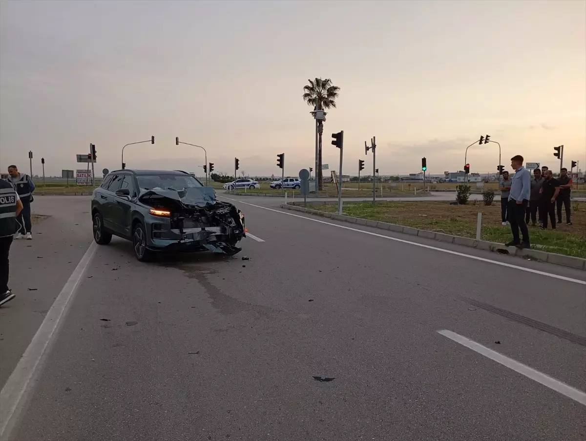 Adana'da Motosiklet ve Cip Çarpıştı: 2 Ağır Yaralı