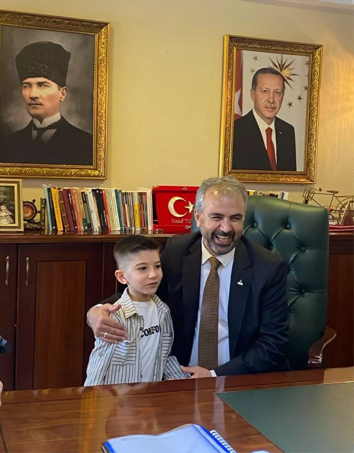 Adana'da Öğrenci 23 Nisan'da Arabesk Şarkılarla Dikkat Çekti
